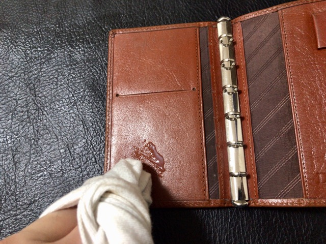 leather-handbook-care-10