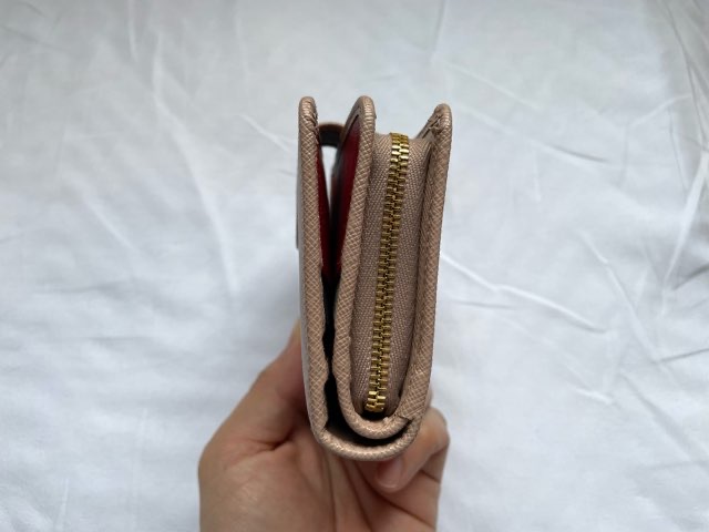 prada-saffiano-wallet-11