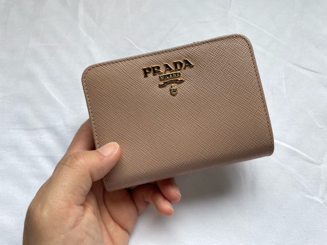 prada-saffiano-wallet-12