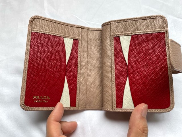 prada-saffiano-wallet-13