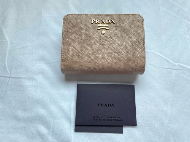 prada-saffiano-wallet-4