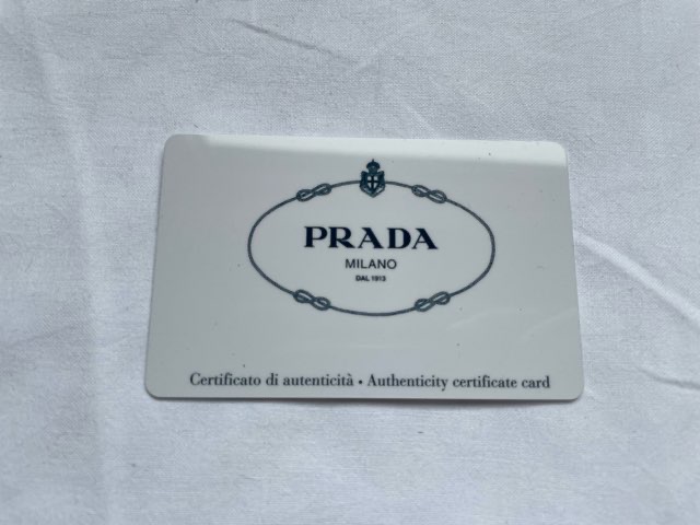 prada-saffiano-wallet-6