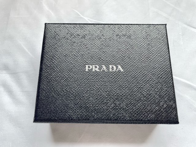 prada-saffiano-wallet-7