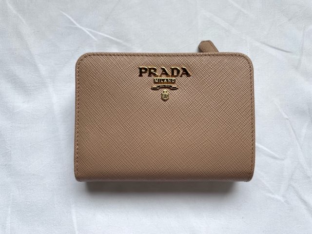 prada-saffiano-wallet-8