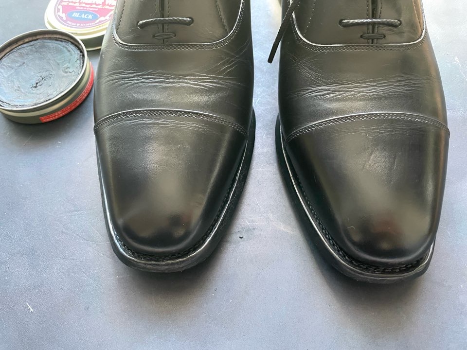 ビーズミラーワックスで磨く革靴