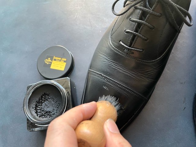 クレム1925のブラックを革靴に塗る