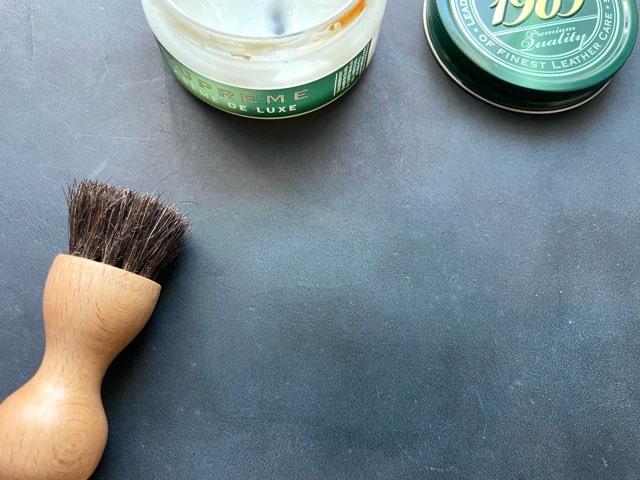 シュプリームクリームデラックスはブラシでキレイに塗り伸ばせる