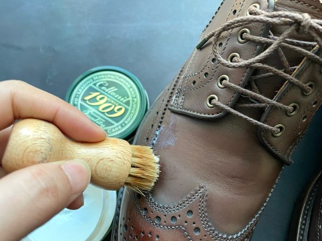 シュプリームクリームデラックスを革靴に塗る