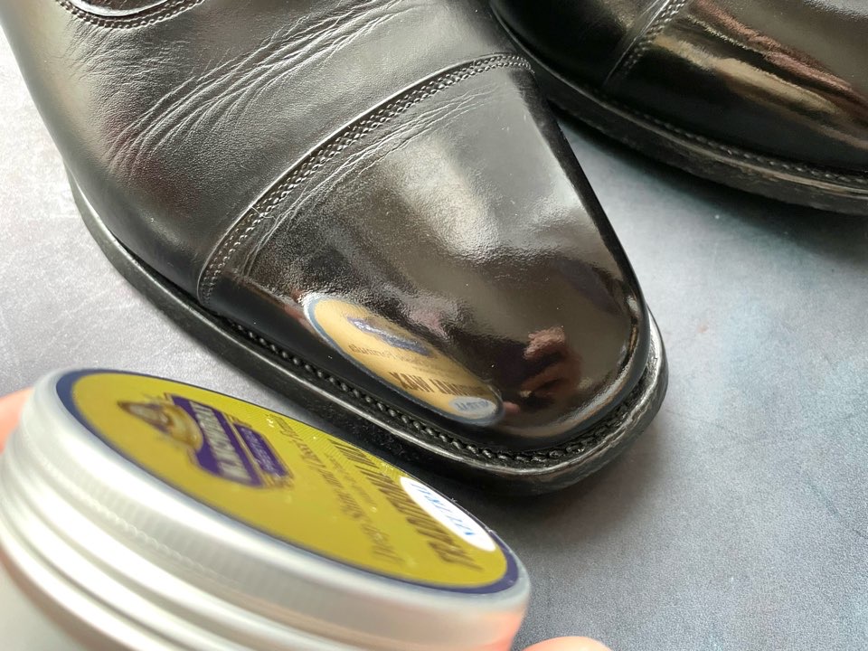 トラディショナルワックスの缶が映る革靴の鏡面