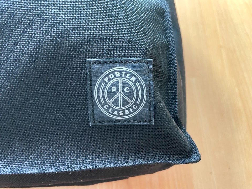 ブリーフケースの端に縫われたポータークラシックのロゴ