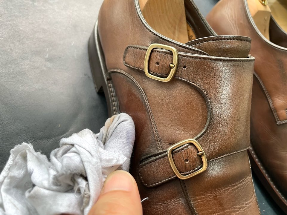 クリーニング中の革靴