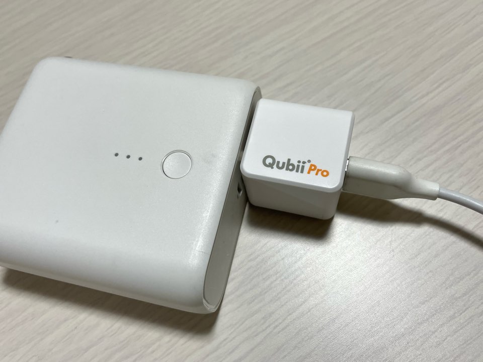 モバイルバッテリーとケーブルを接続したQubii