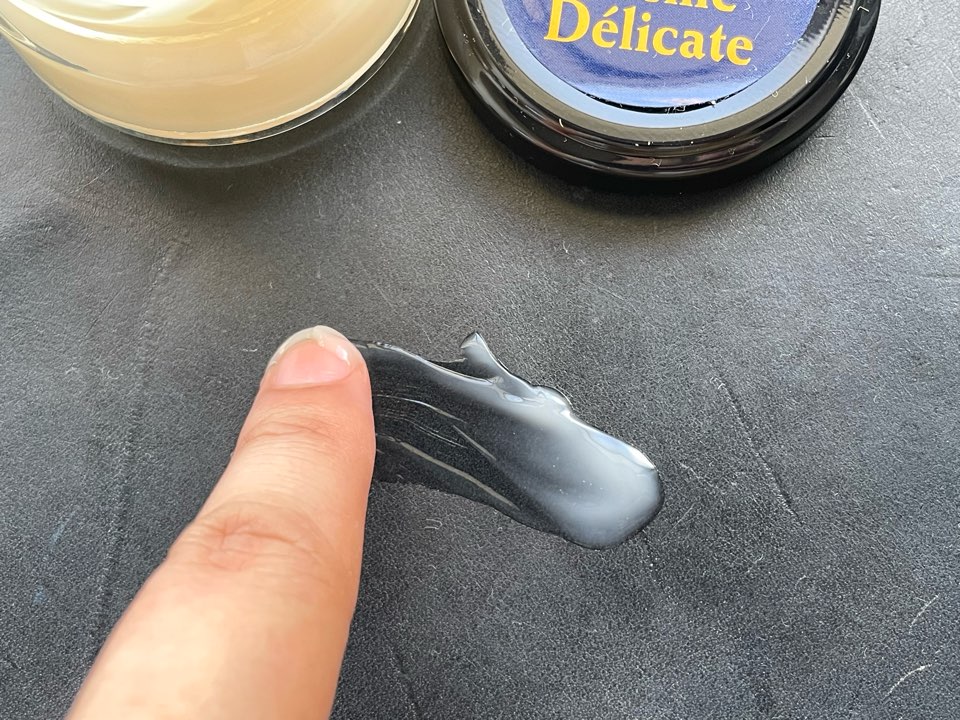 レザーマットに塗布しているデリケートクリーム