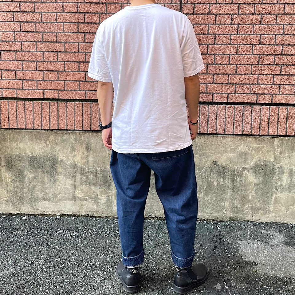 Tシャツと合わせたスタインベックデニムポケットパンツ（バック）