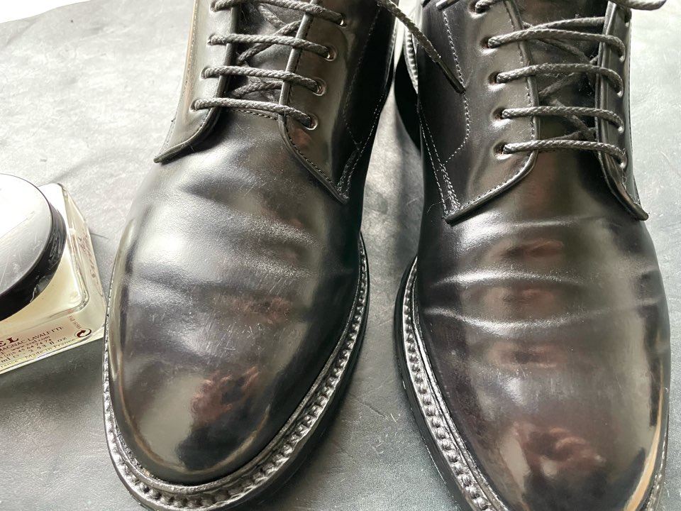 靴磨き後の革靴