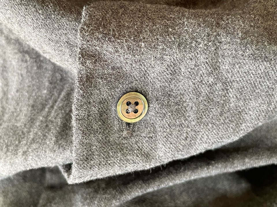 ロールアップフランネルシャツのボタン