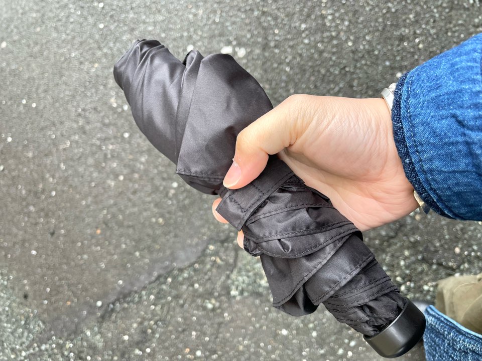 携帯しやすいサイズの折りたたみ傘
