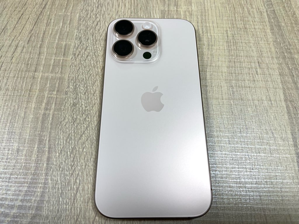 デザートチタニウムのiPhone16 Pro