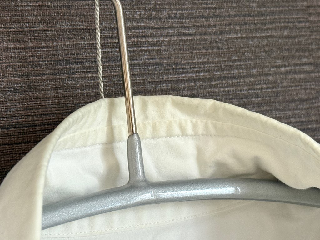白シャツの襟の黄ばみと黒ずみ