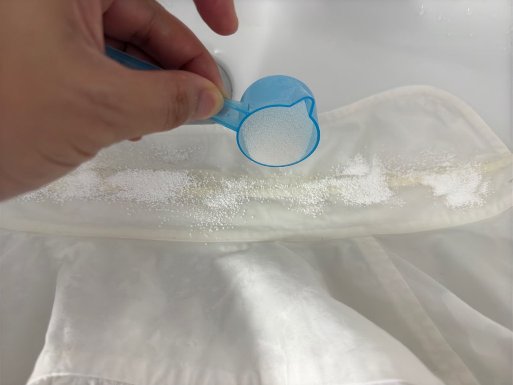 襟の黄ばみ部分に直接まぶしているオキシクリーン