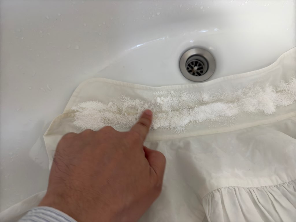 襟に塗り込んでいるオキシクリーン