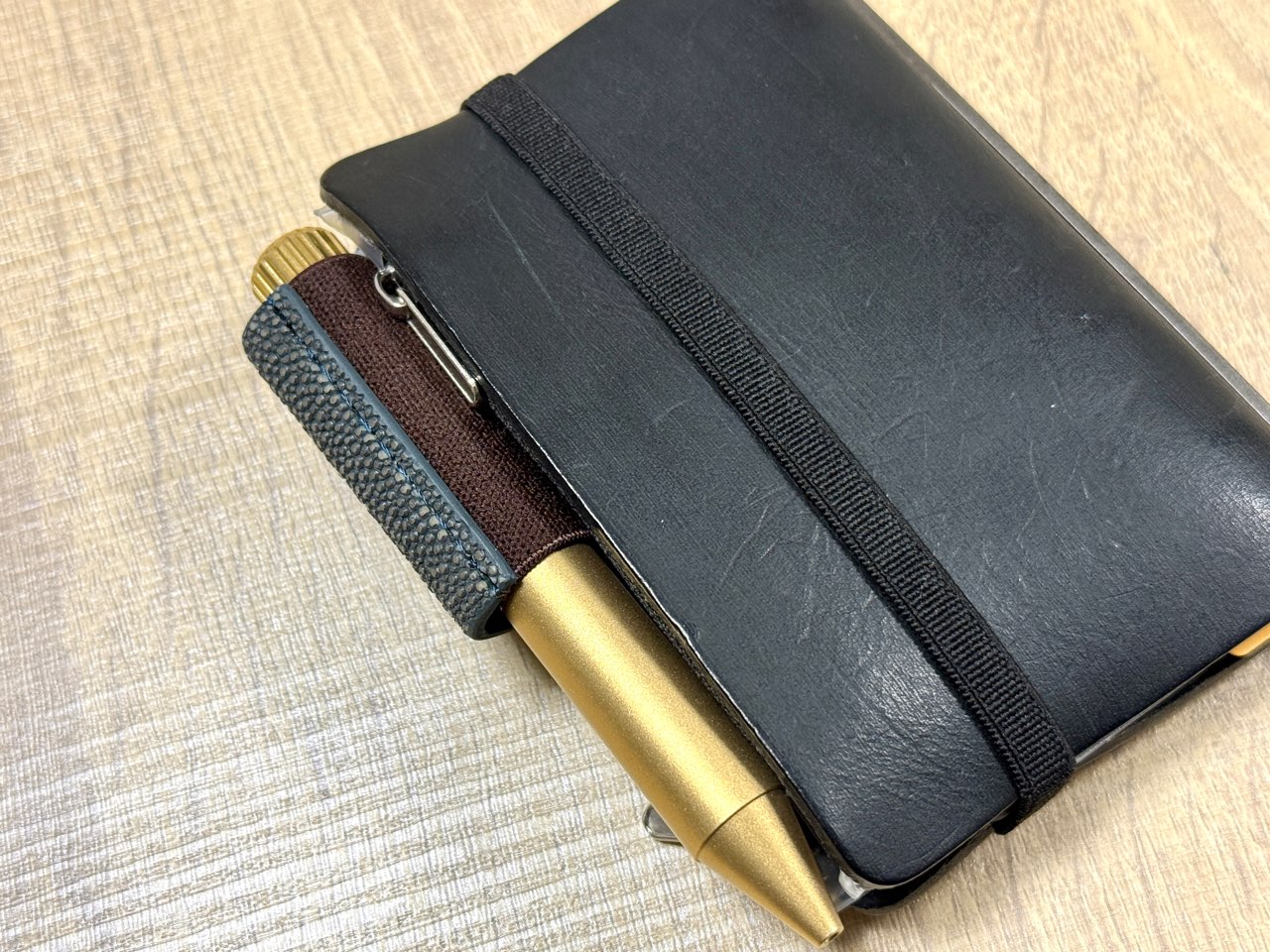 ペンを差した状態のストレッチペンホルダーの背面