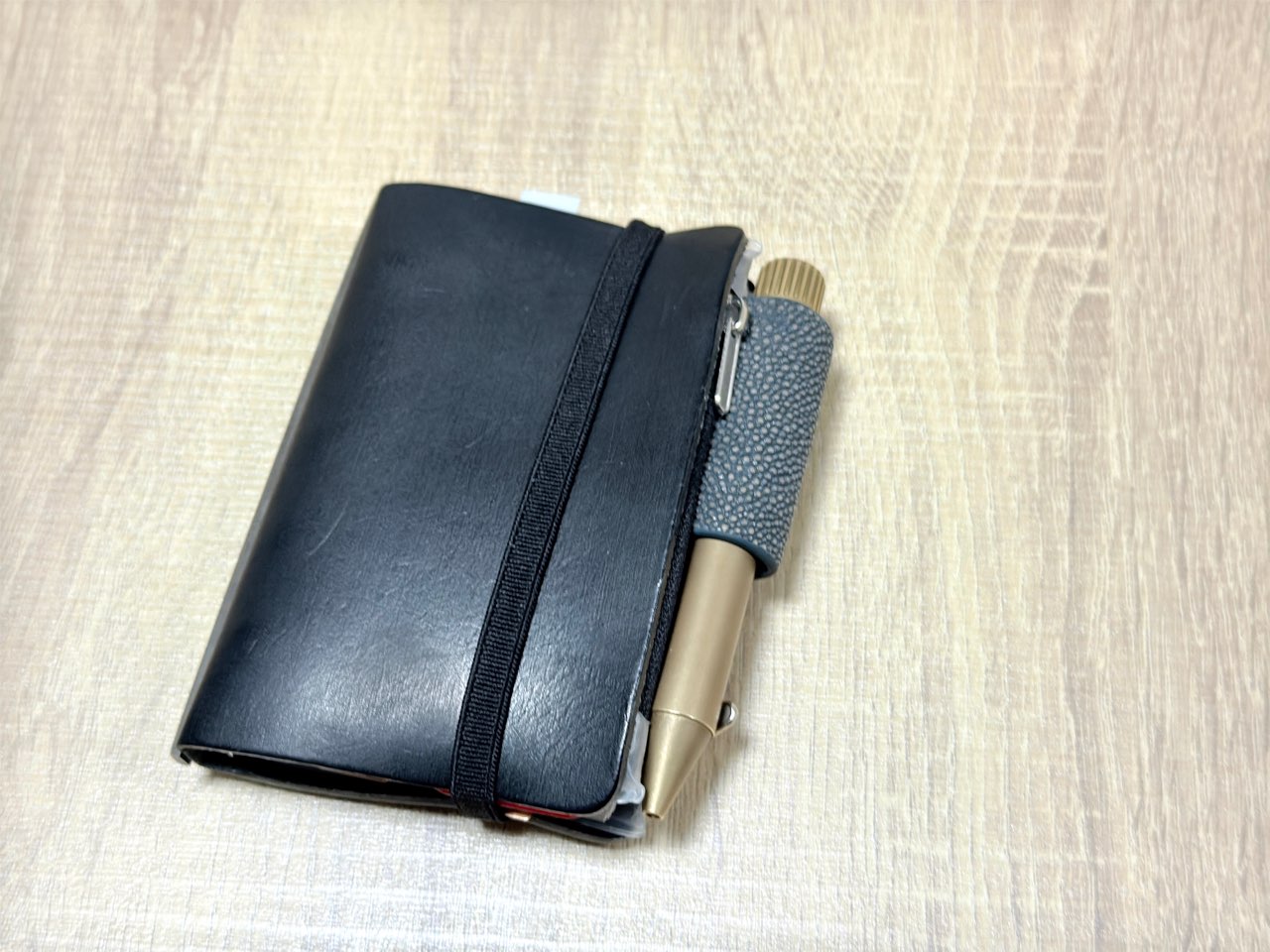 ガルーシャストレッチペンホルダーとプロッターのレザーバインダー