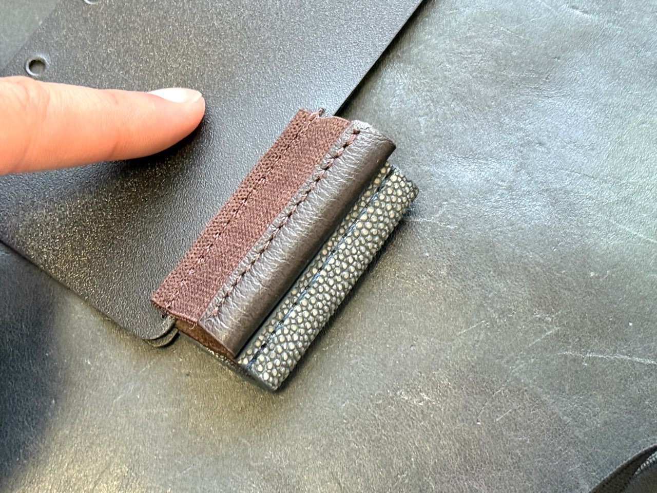 重ねたガルーシャペンホルダーとマットペンホルダー