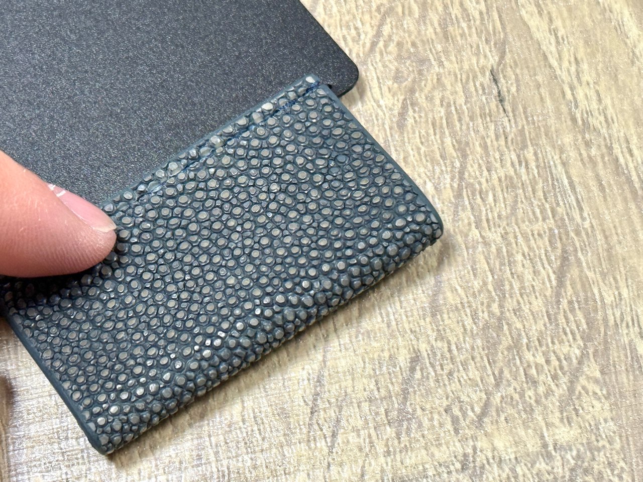 ぼこぼこした表面のガルーシャレザー