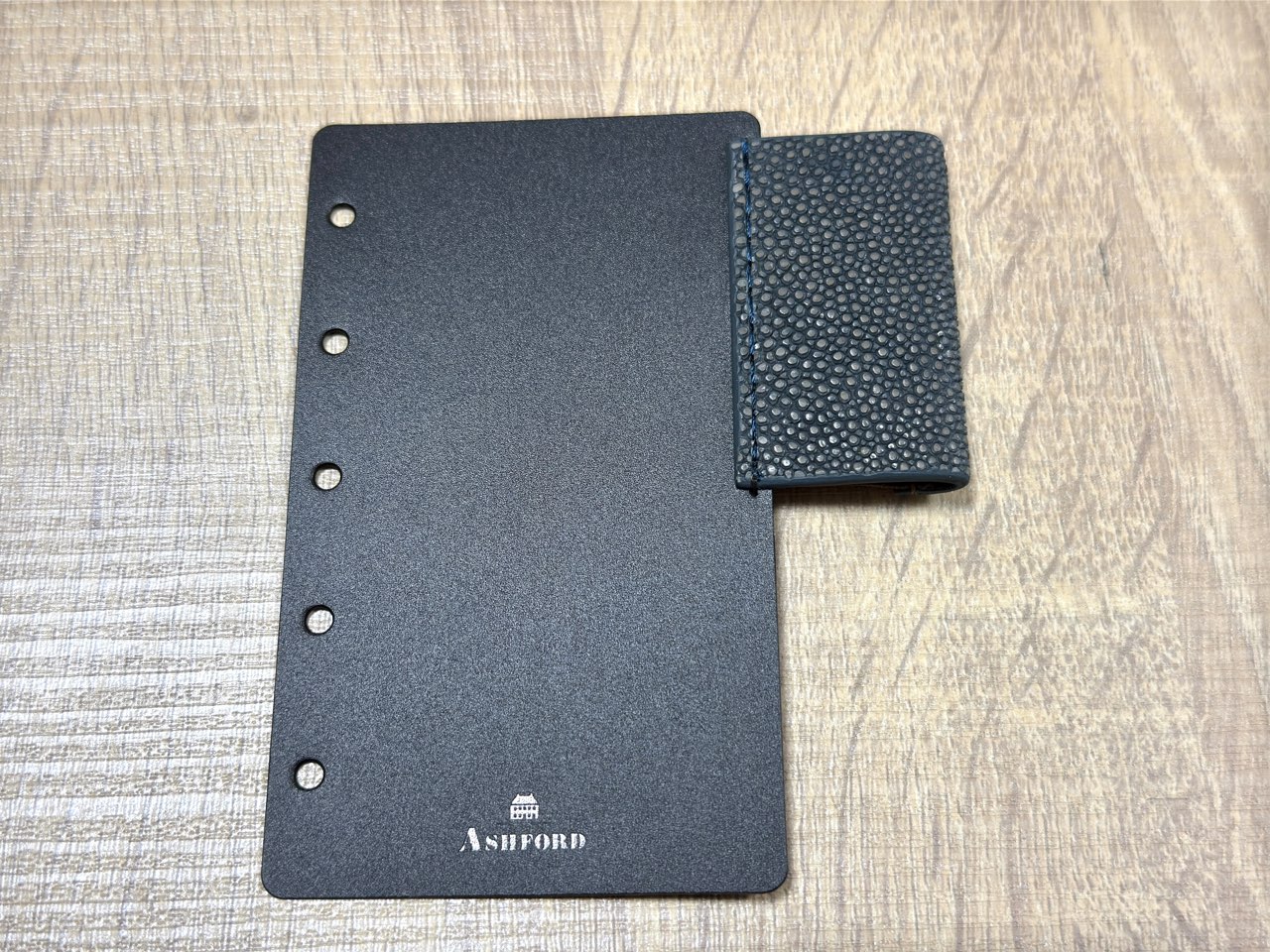 プラ製リフターとガルーシャレザー