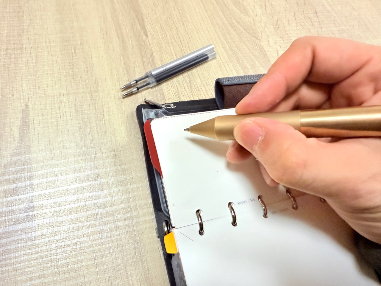 書き味を確認しようとしているサクラクラフトラボ003