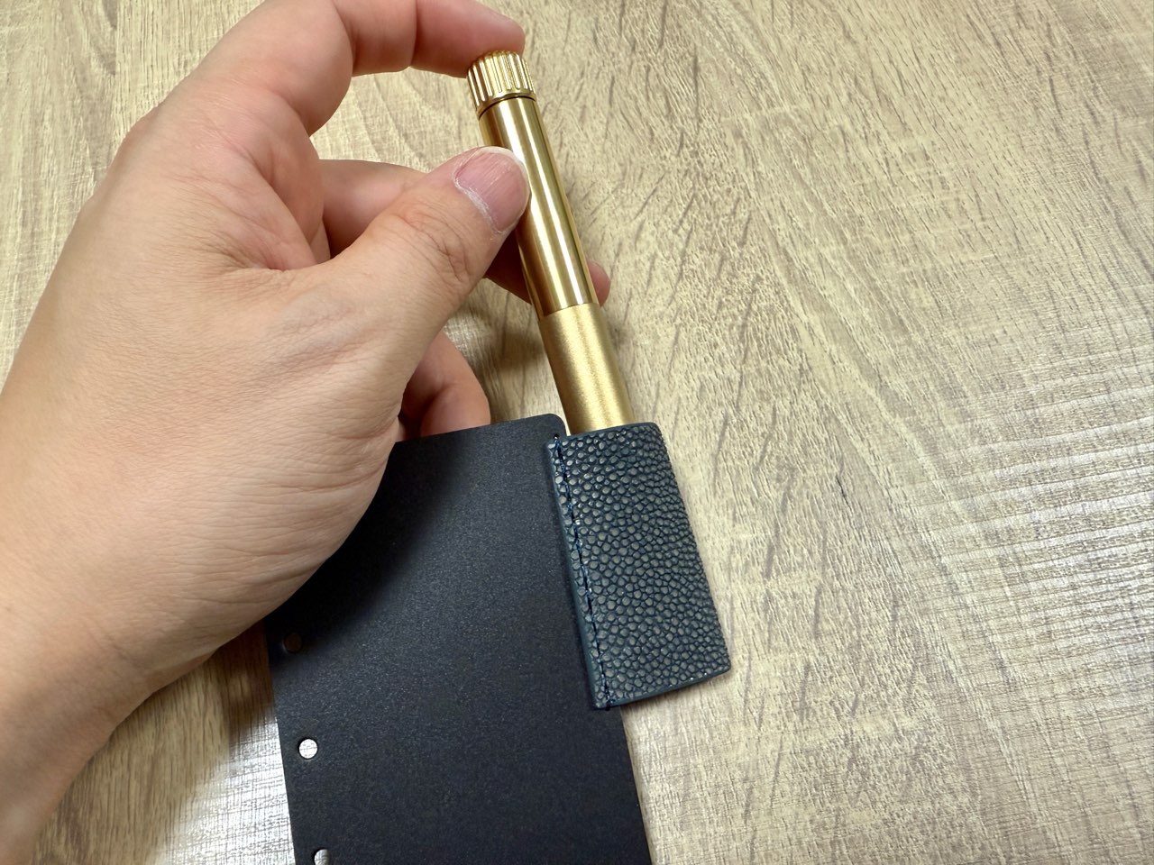 サクラクラフトラボ003を差してみるストレッチペンホルダー