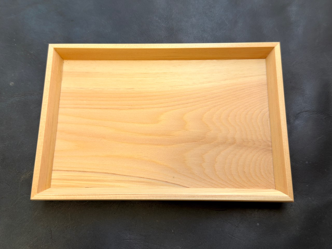 小物入れに適したコンパクトサイズのヒノキトレー