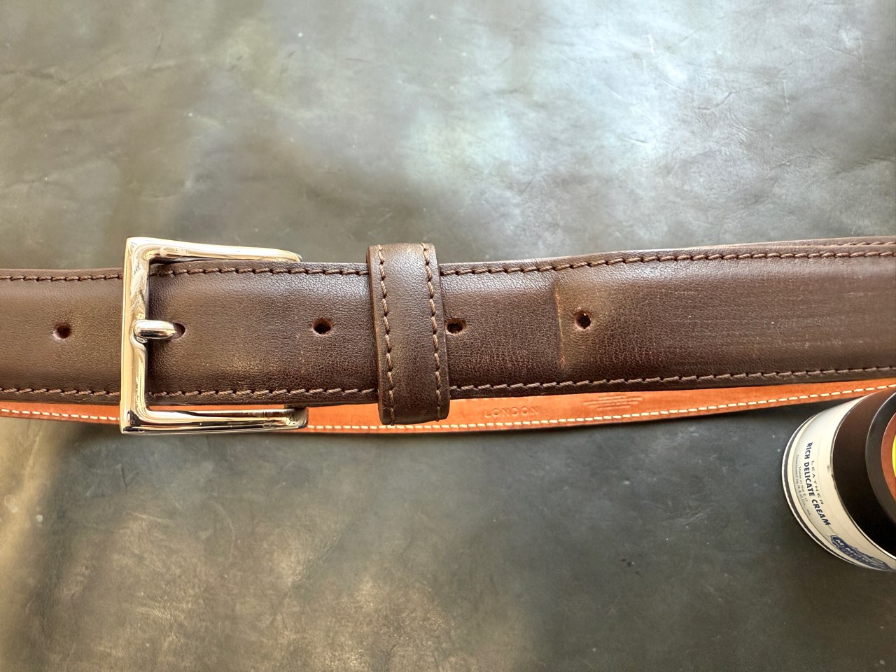 お手入れ前のエッティンガーのレザーベルト