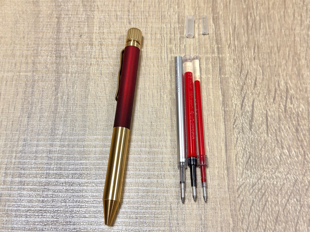 純正リフィルと2本の赤インクリフィル候補