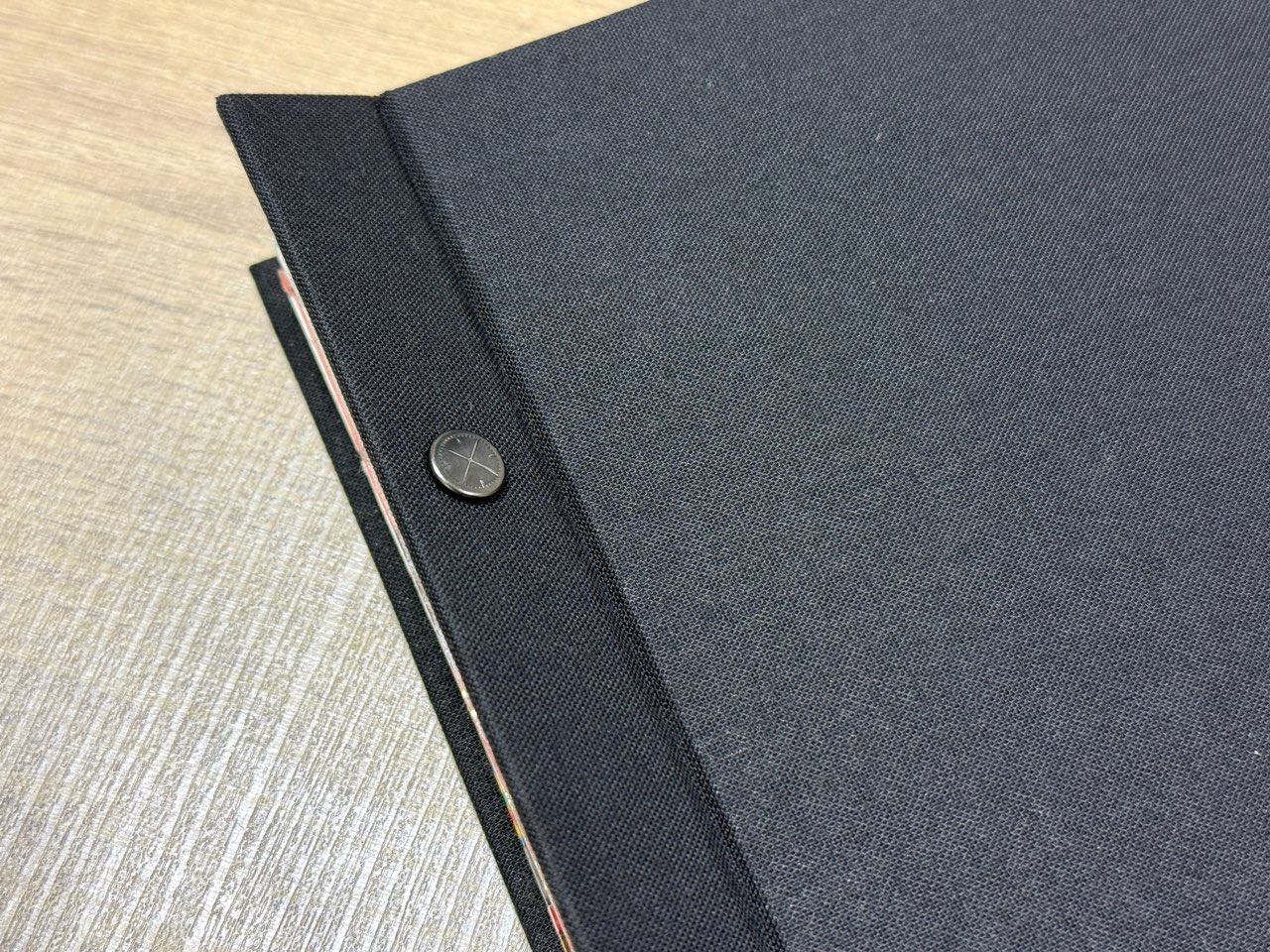 表面がへこんでホックが外しやすいリフィルストレージ