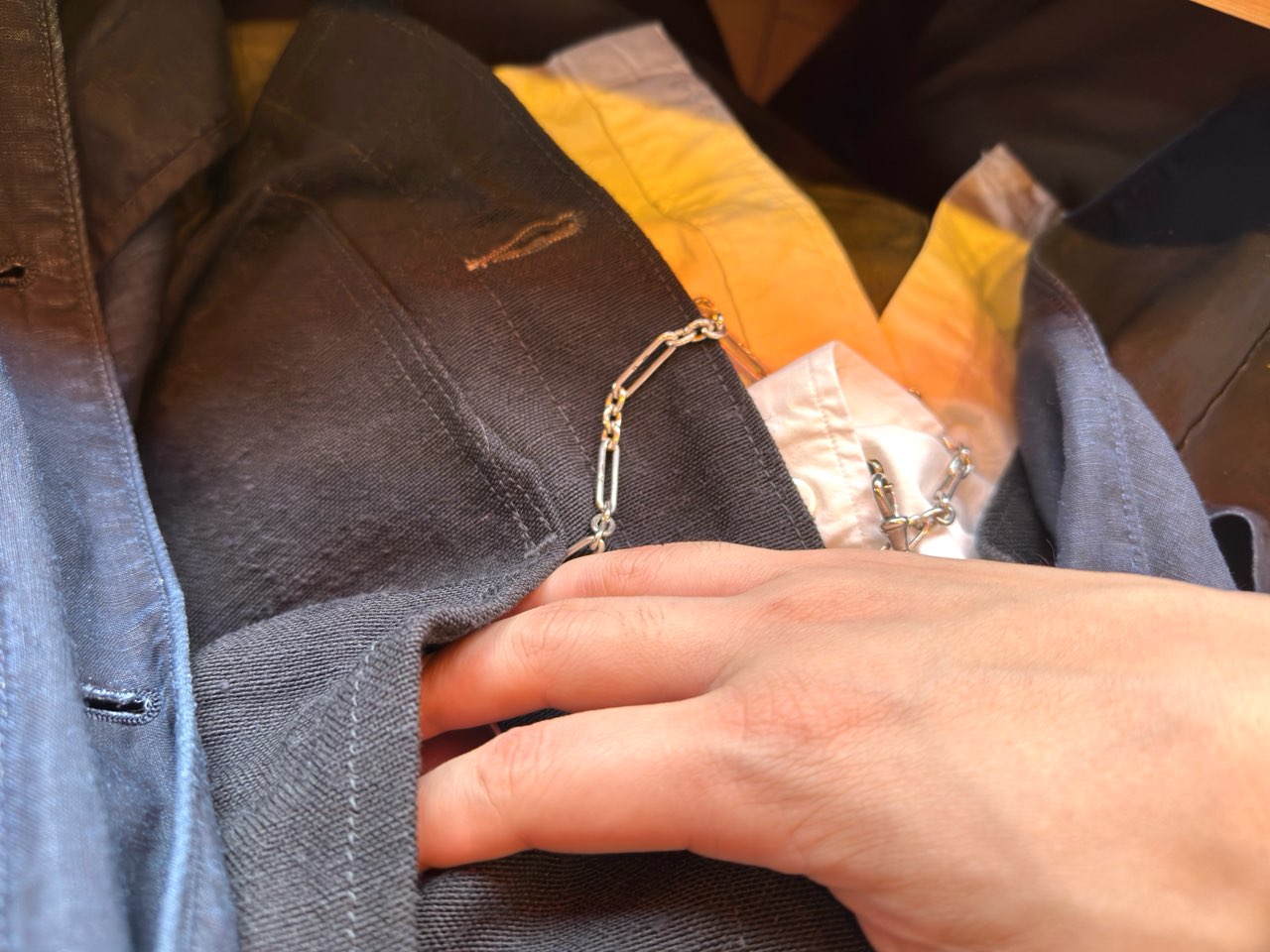 逆の手でアクセスできるポケット