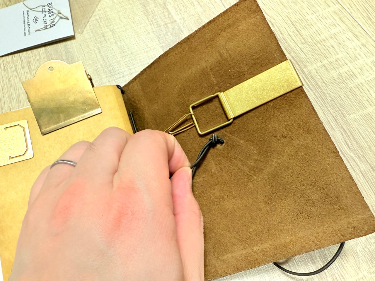 結び目を作って抜けないようにしているゴムバンド