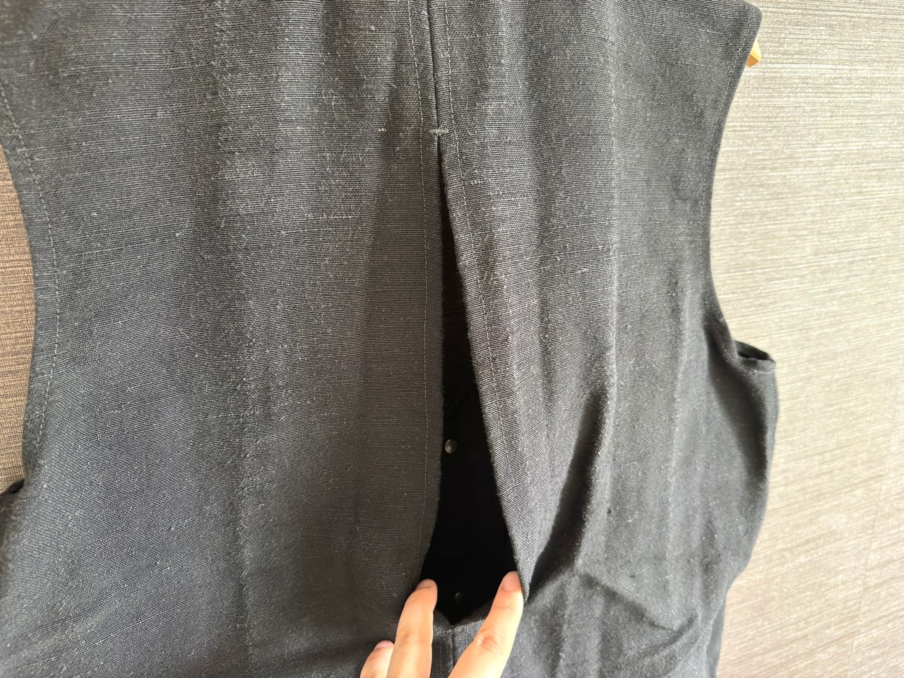 ガバっと開く背面スリット