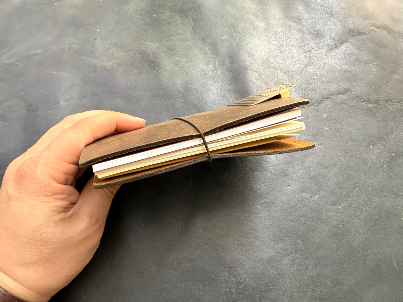 リフィルを2冊挟んだトラベラーズノート