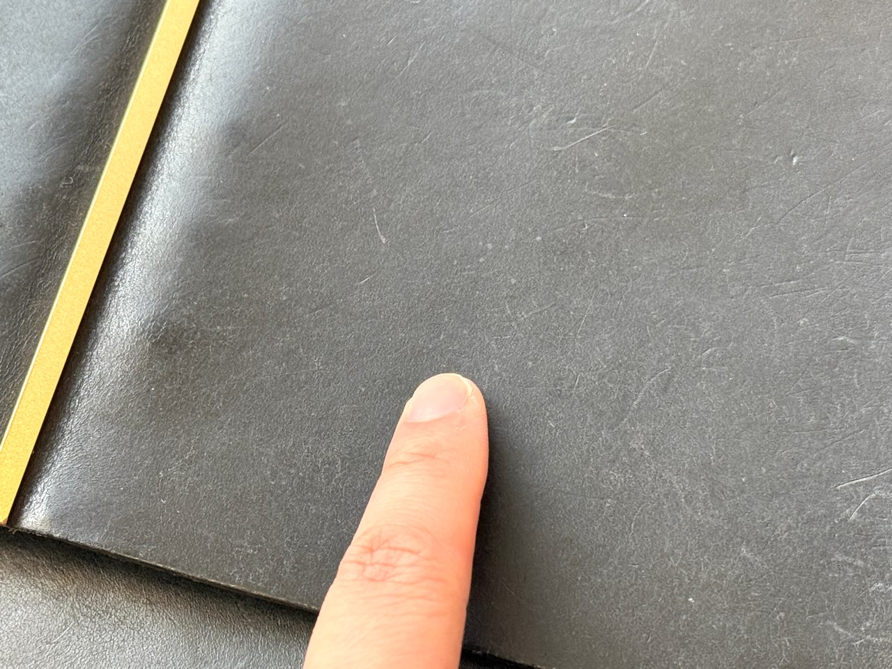 表面がなめらかな使用3か月後のプエブロレザー