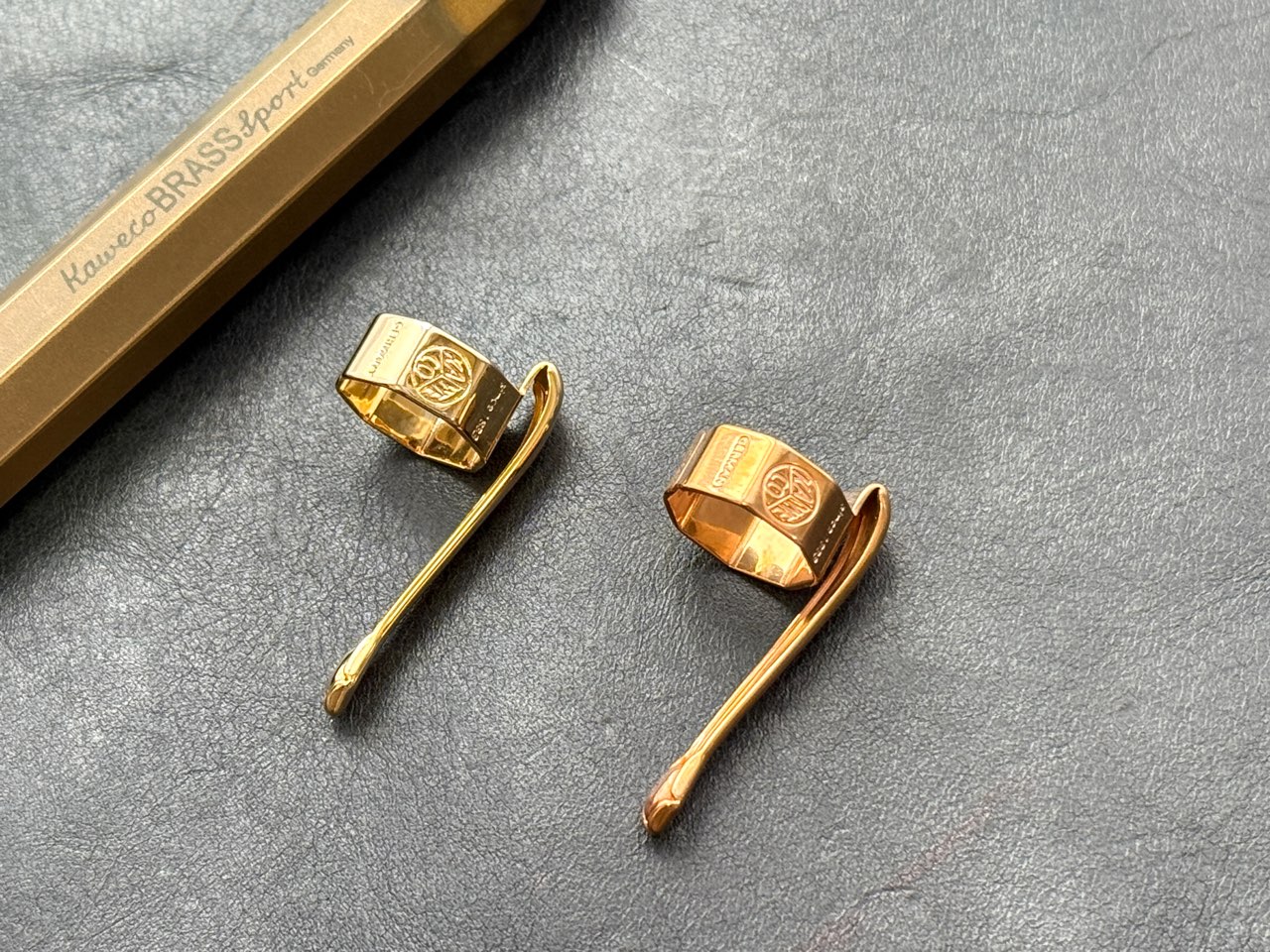 ゴールドとブロンズのカヴェコスポーツの専用クリップ