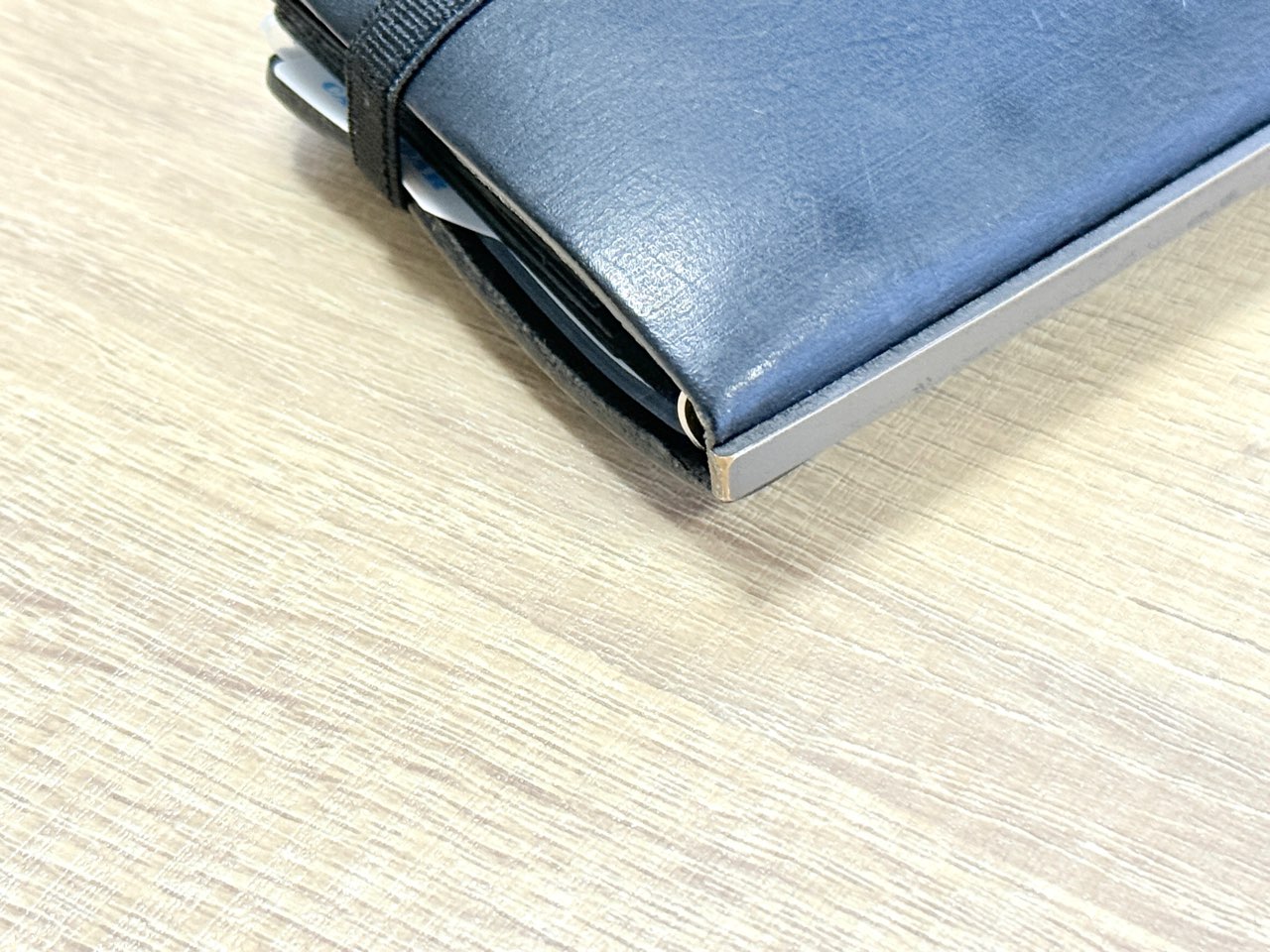 金属やすりで削った後のメタリックブラックのバックプレート
