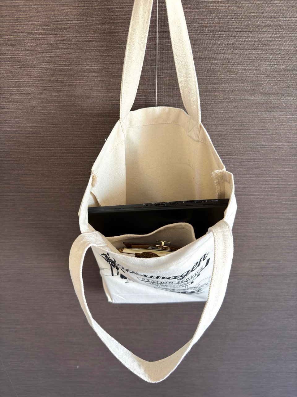 ノートPCや手帳を入れたトートバッグ