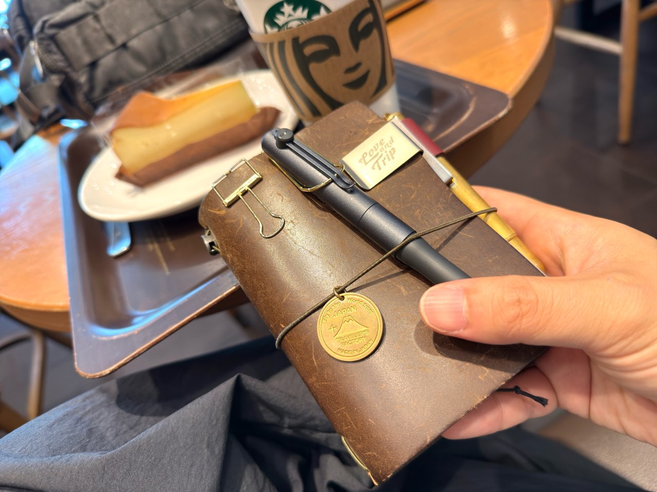 カフェで眺めるトラベラーズノート
