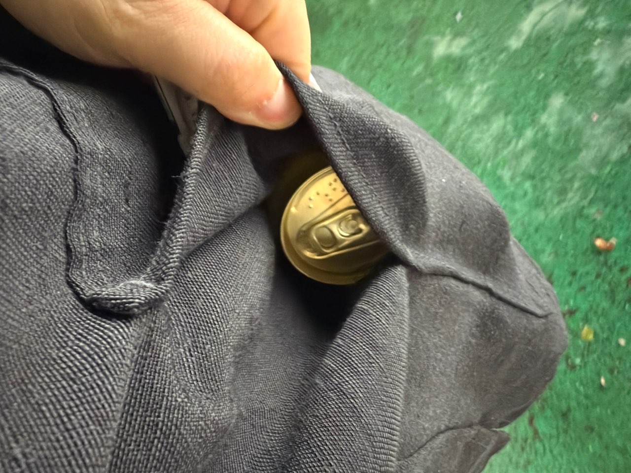 350mlの缶が2本入ったリネンベストのポケット