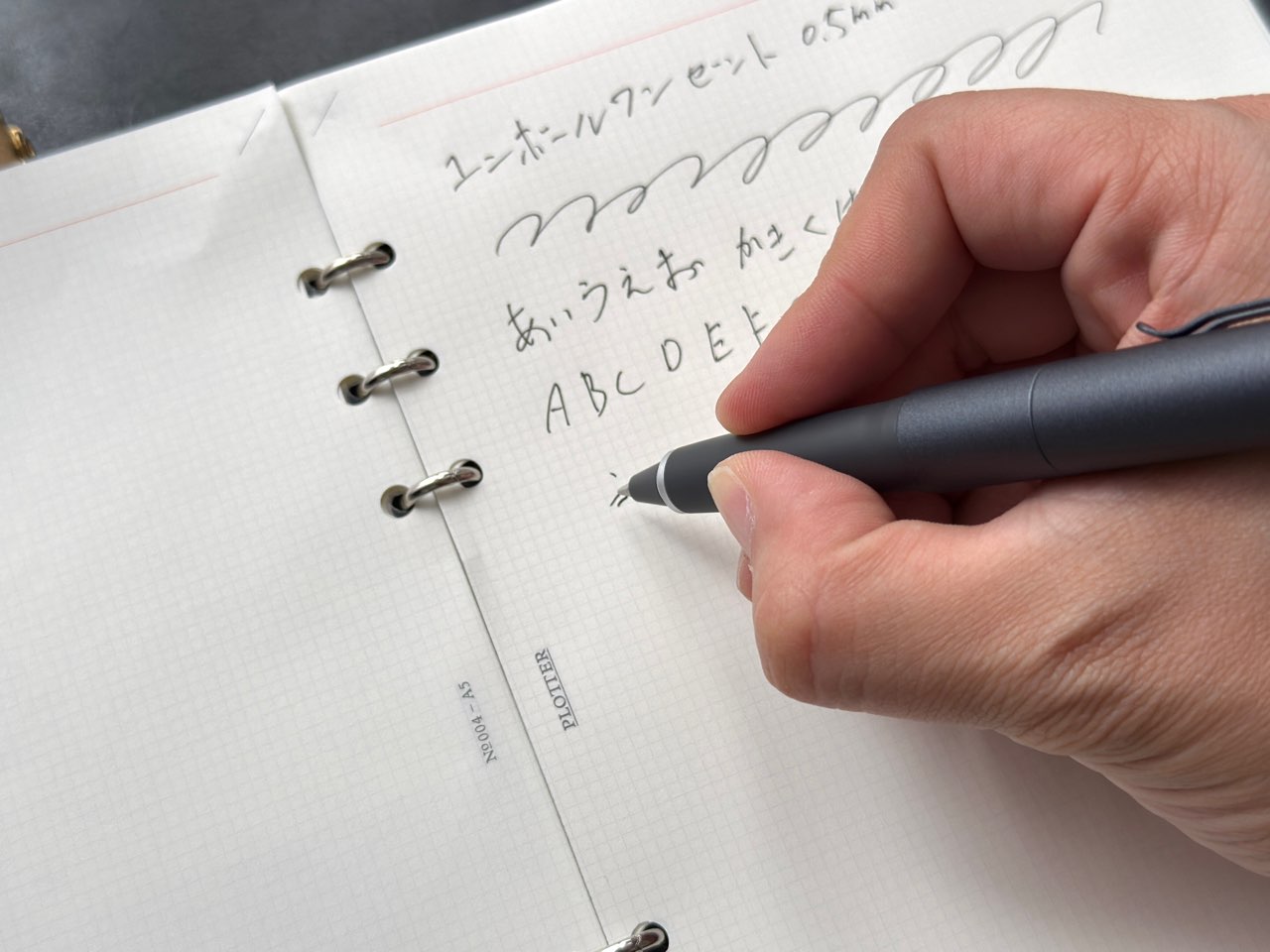 なめらかな書き味のユニボールゼントシグニチャーモデル