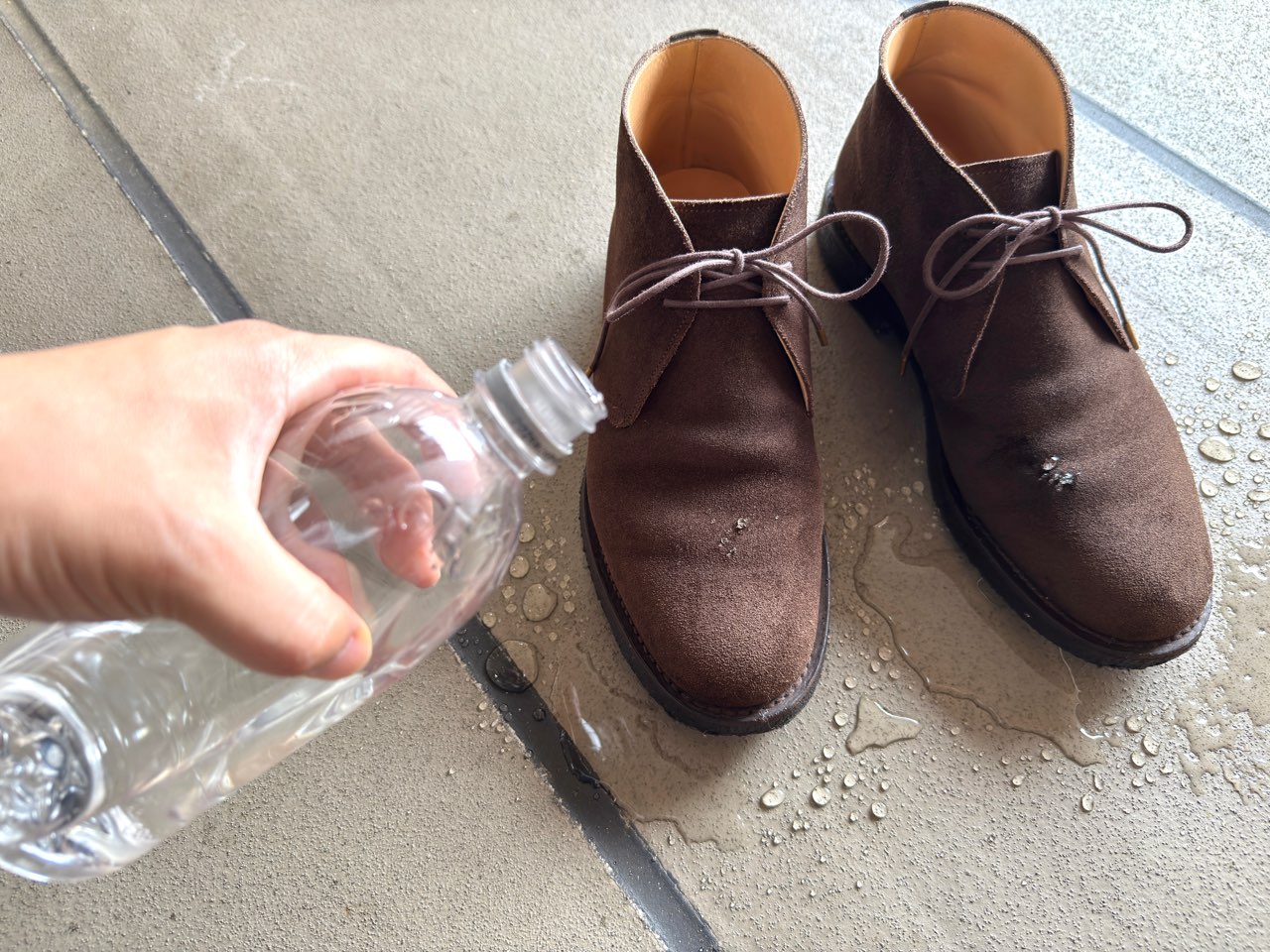 水をしっかり弾いている革靴