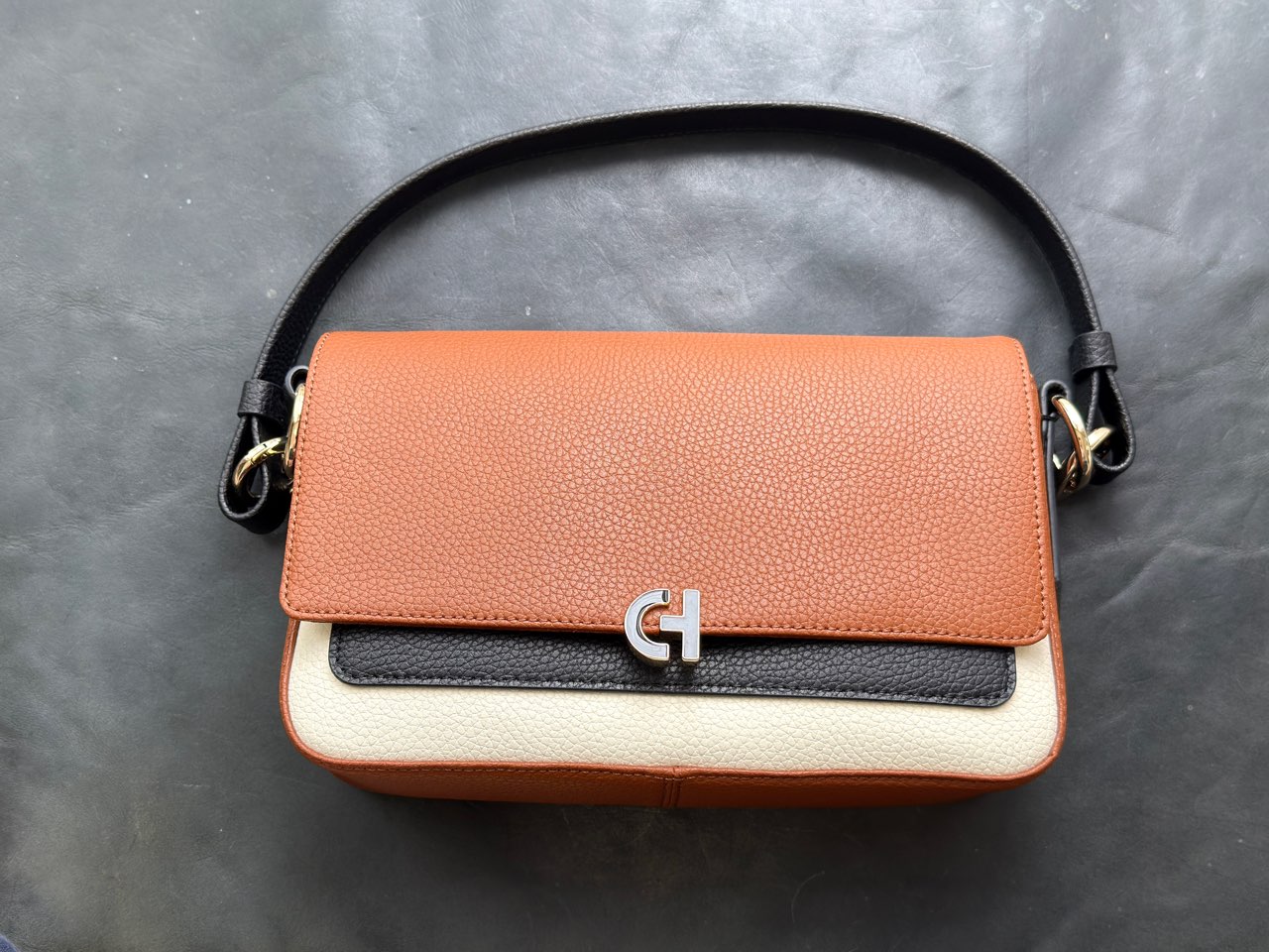 本革のミニショルダーバッグ