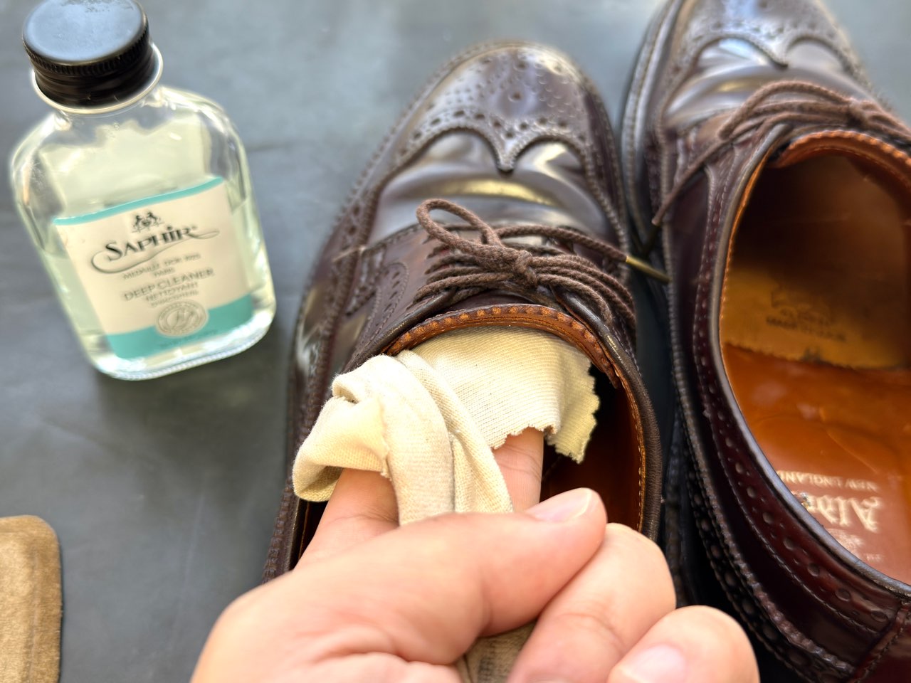タン裏をクリーニング中の革靴